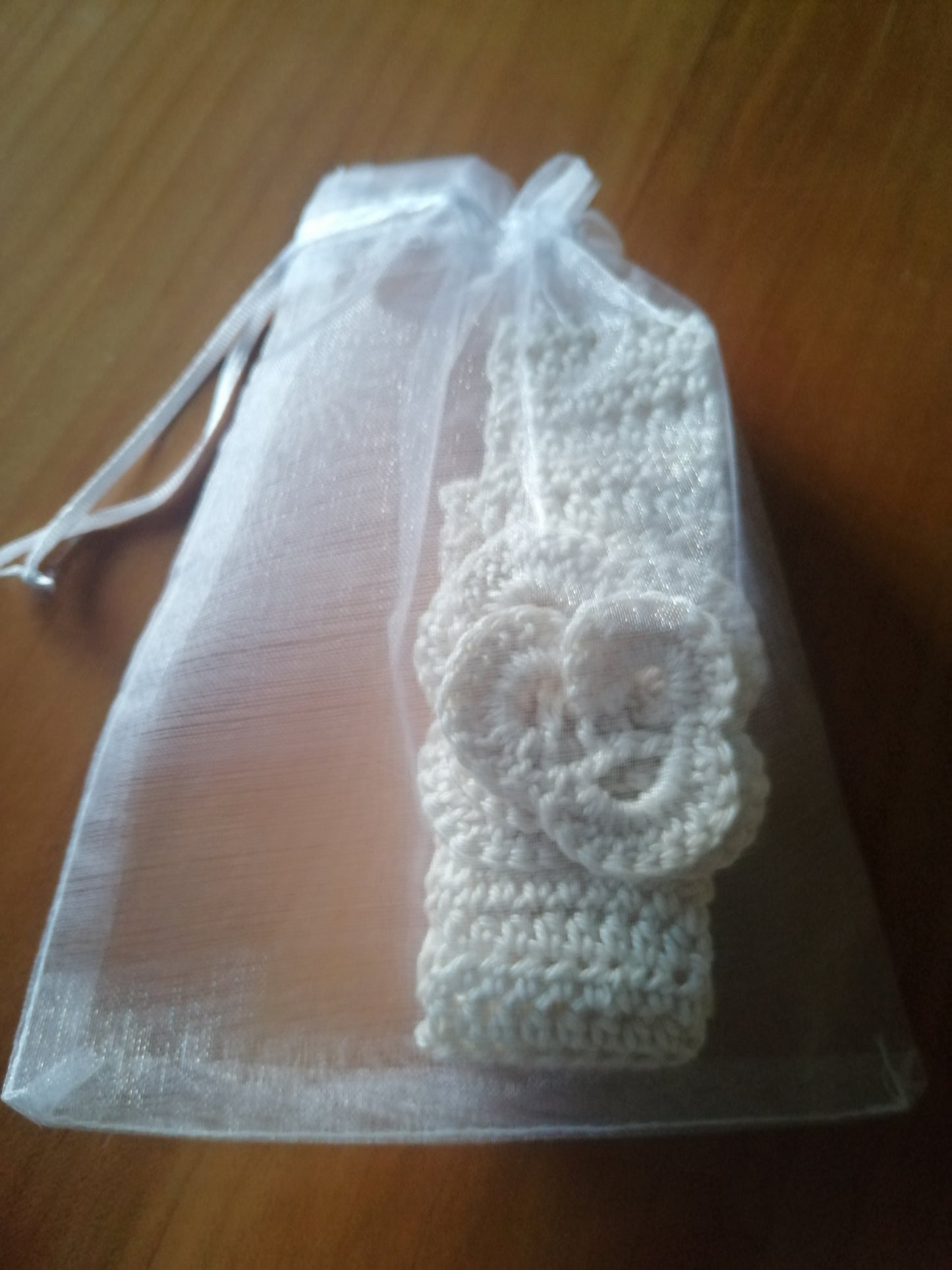 bandeau fait main au crochet dans sachet blanc organza