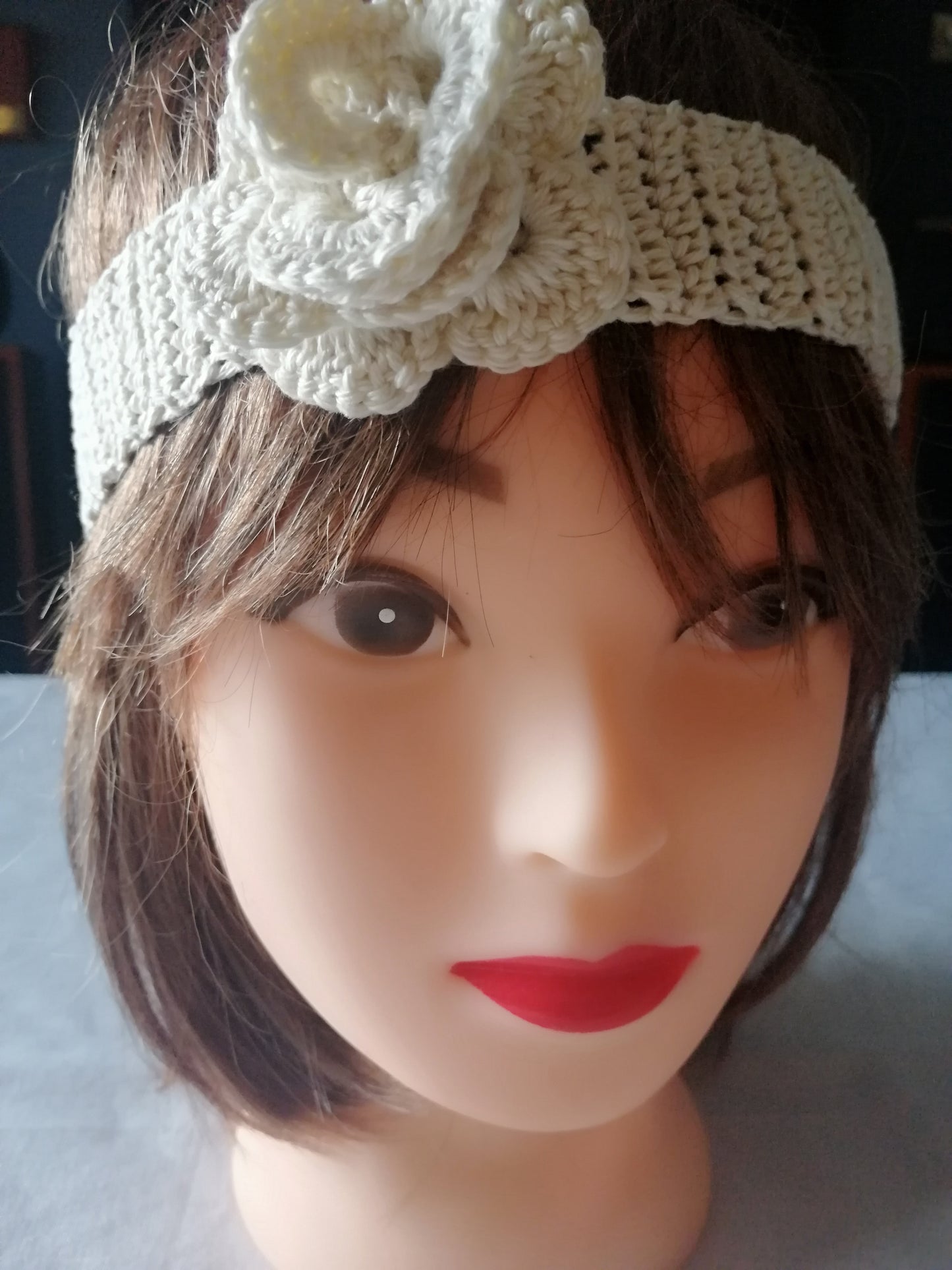 Bandeau_fleur_beige_sur_mannequin
